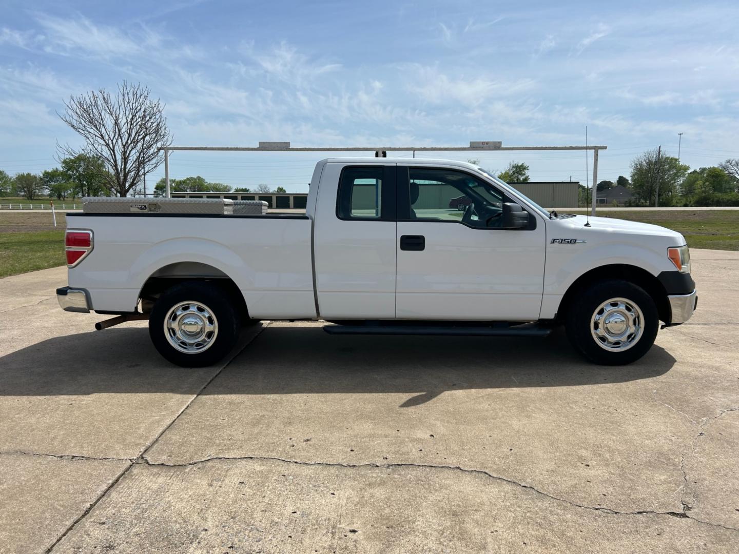 2014 White /Gray Ford F-150 XL SuperCab 6.5-ft. Bed 2WD (1FTEX1CM2EK) with an 3.7L V6 DOHC 24V engine, 6-Speed Automatic transmission, located at 17760 Hwy 62, Morris, OK, 74445, (918) 733-4887, 35.609104, -95.877060 - 2014 FORD F-150 XL SUPERCAB 6.5-ft. BED 2WD 3.7L V6 BI-FUEL SYSTEM RUNS ON CNG OR GASOLINE. FEATURES KEYLESS REMOTE ENTRY, POWER LOCKS, POWER WINDOWS, AM/FM STEREO, SIRIUS XM STEREO, CD PLAYER, AUXILLARY PORT, CRUISE CONTROL, TRACTION CONTROL, MULTI-FUNCTIONING STEERING WHEEL CONTROLS, TRAILER HITCH - Photo#3